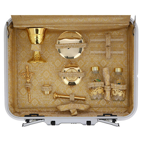 Maleta para celebração interior de cetim adamascado dourado 3
