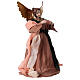 Engel aus Harz und rosa-beigem Stoff, 30 cm s3
