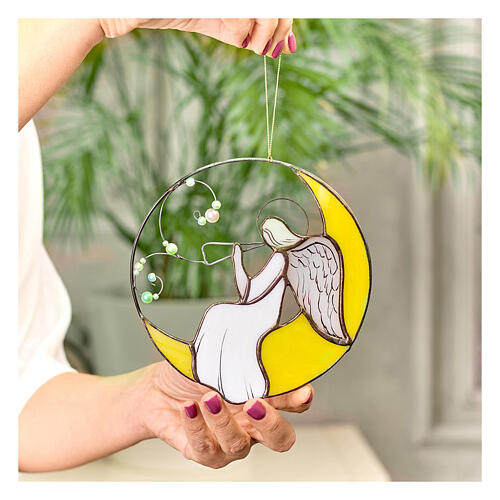 Ángel con flauta sobre la luna de vidrio colorido 2