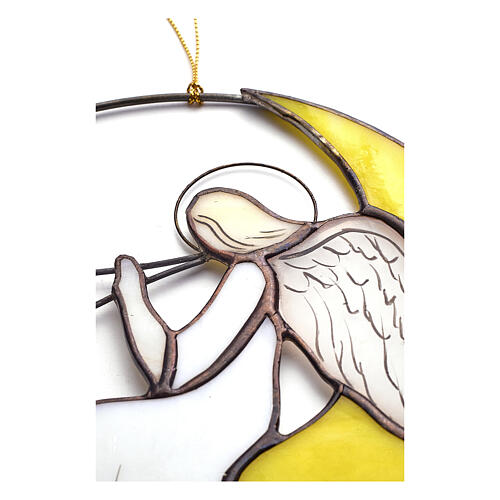 Ángel con flauta sobre la luna de vidrio colorido 3