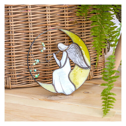 Ángel con flauta sobre la luna de vidrio colorido 5