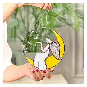 Anjo com flauta na lua em vidro colorido