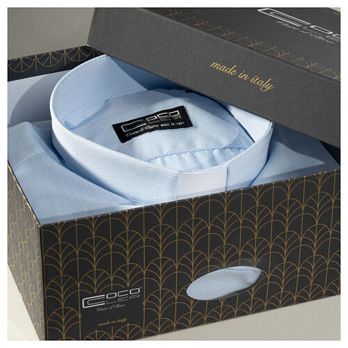 Collarhemd mit Langarm aus leicht zu bügelnden Baumwoll-Polyester-Mischgewebe mit Fischgrätenmuster in der Farbe Hellblau Cococler 7