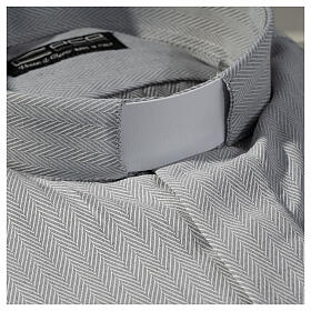 Collarhemd mit Langarm aus leicht zu bügelnden Baumwoll-Polyester-Mischgewebe mit Fischgrätenmuster in der Farbe Grau Cococler