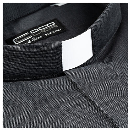 Short sleeved shirt, clergy collar, dark grey fil à fil fabric Cococler 2