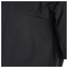Schwarzes Collar-Baumwollmischhemd mit kurzen Ärmeln.