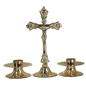 Croix d'autel décorée et chandeliers