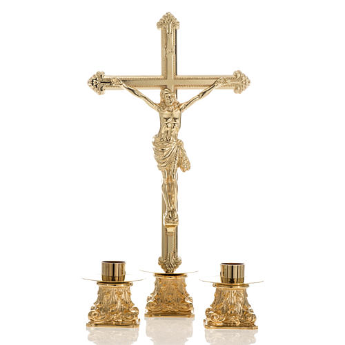 Cruz de mesa y pareja de candelabros de latón 53x30cm 1
