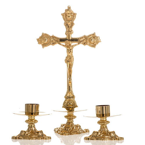 Cruz de mesa y candelabros de latón 38x19cm 1