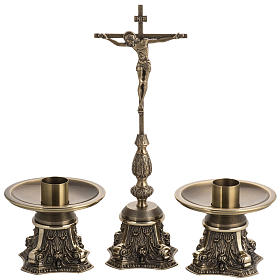 Cruz de mesa y candelabros bronce fundido oxidado
