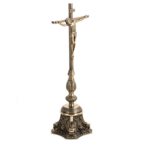 Cruz de mesa y candelabros bronce fundido oxidado 3