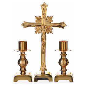 Conjunto de altar cruz e dois castiçais latão dourado