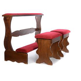 Ambos, Kniebänke, Einrichtungsgegenstände: Brautbetstuhl aus Holz mit 2 Hocker