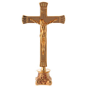 Altarkreuz aus glänzendem vergoldetem Messing mit auf antik gemachtem Sockel