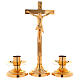 Conjunto de altar crucifixo e castiçais latão dourado 24 K base decorada s1