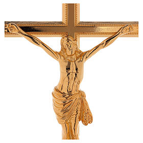 Altarset aus Kreuz und niedrigen Leuchtern aus vergoldetem Messing (24 Karat)