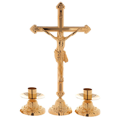 Altarset aus Kreuz und niedrigen Leuchtern aus vergoldetem Messing (24 Karat) 1