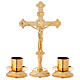 Altarset aus Kreuz und Leuchtern aus vergoldetem Messing s1