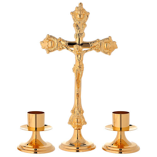 Altarset aus Kreuz und Leuchtern aus vergoldetem Messing mit glattem Sockel 1