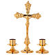 Altarset aus Kreuz und Leuchtern aus vergoldetem Messing mit glattem Sockel s1