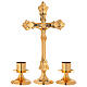 Altarset aus Kreuz und Leuchtern aus vergoldetem Messing mit glattem Sockel s3