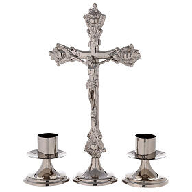 Altarset aus Kreuz und Leuchtern aus versilbertem Messing mit glattem Sockel