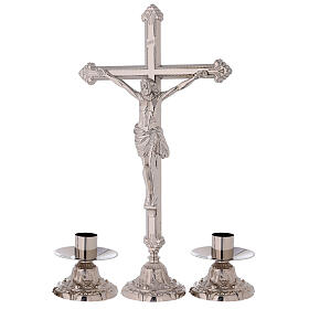 Altarset aus Altarkreuz mit Altarleuchtern aus versilbertem Messing mit Schnörkeln