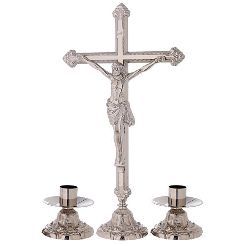Altarset aus Altarkreuz mit Altarleuchtern aus versilbertem Messing mit Schnörkeln 1