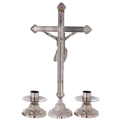 Altarset aus Altarkreuz mit Altarleuchtern aus versilbertem Messing mit Schnörkeln 3