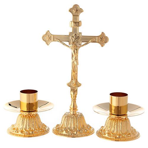 Altarkreuz mit Leuchtern mit Blumensockel aus Messing 1