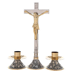 Altarkreuz und Altarleuchter mit Trauben- undTraubenblätterverzierungen auf dem Sockel