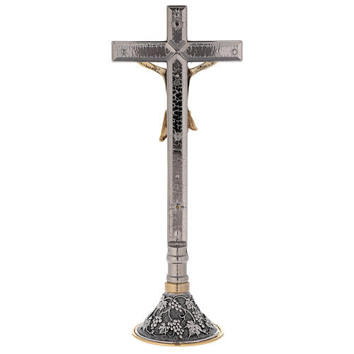 Altarkreuz und Altarleuchter mit Trauben- undTraubenblätterverzierungen auf dem Sockel 8