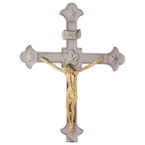 Altarkreuz und Altarleuchter mit Trauben- undTraubenblätterverzierungen auf dem Sockel 2