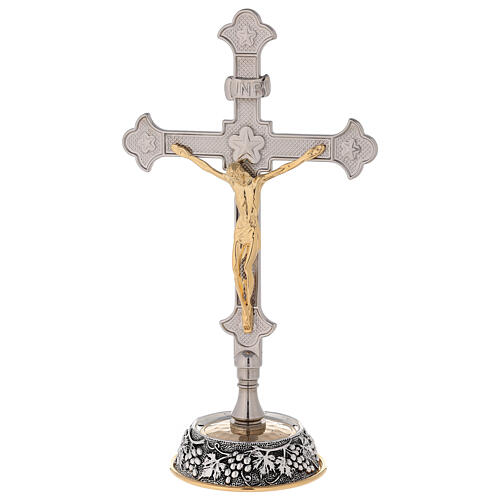 Altarkreuz und Altarleuchter mit Trauben- undTraubenblätterverzierungen auf dem Sockel 5
