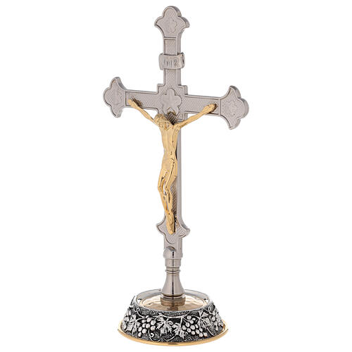 Altarkreuz und Altarleuchter mit Trauben- undTraubenblätterverzierungen auf dem Sockel 6