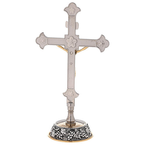 Altarkreuz und Altarleuchter mit Trauben- undTraubenblätterverzierungen auf dem Sockel 8