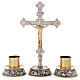 Altarkreuz und Altarleuchter mit Trauben- undTraubenblätterverzierungen auf dem Sockel s1
