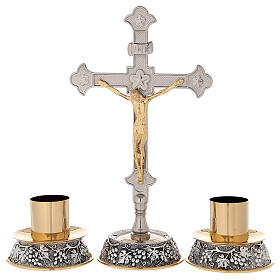 Crucifixo e castiçais de altar latão dourado e prateado base uvas e folhas
