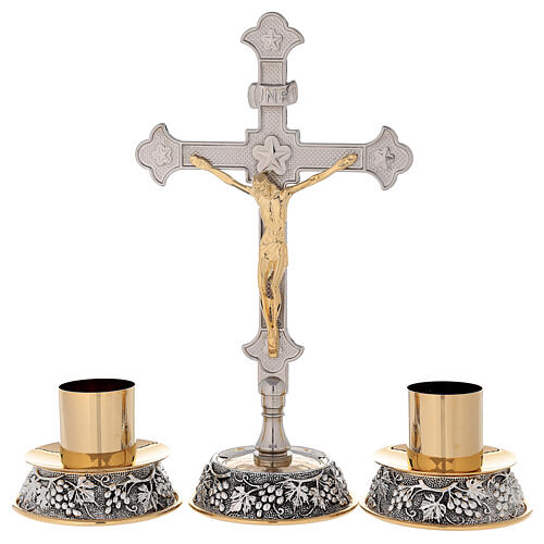 Crucifixo e castiçais de altar latão dourado e prateado base uvas e folhas 1