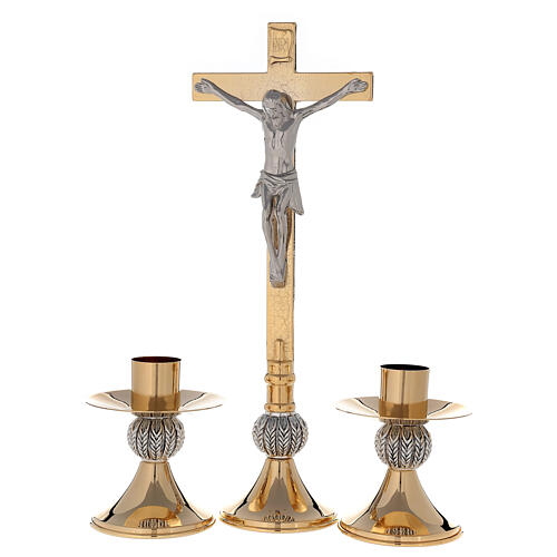 Altarkreuz und Altarleuchter aus vergoldetem Messing (24 Karat) mit Ährenverzierungen auf dem Knoten der Sockel 1