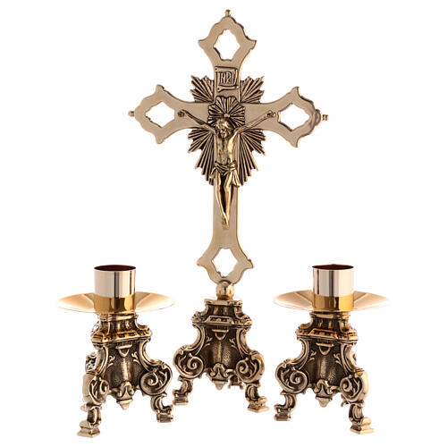 Set de altar con cruz bizantina y candelabros barrocos dobles en latón 1