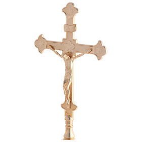 Altargarnitur vergoldet – dreilappiges Kreuz mit Korpus Christi und 2 Kerzenleuchter, Basen im Rokoko-Stil