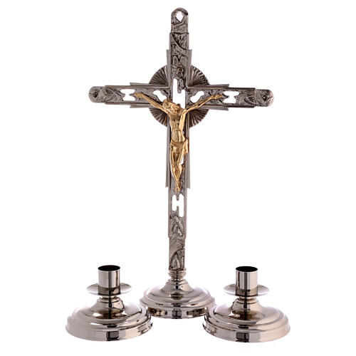 Set de altar dos candelabros y cruz bicolor latón 1