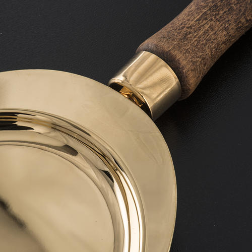 Communion plate in brass with wooden handle 3