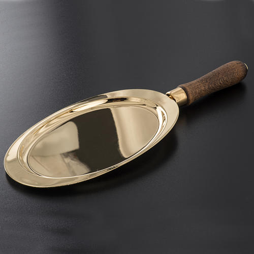 Communion plate in brass with wooden handle 2
