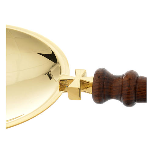 Communion paten in gold-plated brass with wooden handle 3