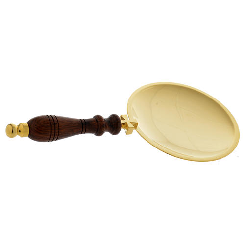Communion paten in gold-plated brass with wooden handle 4