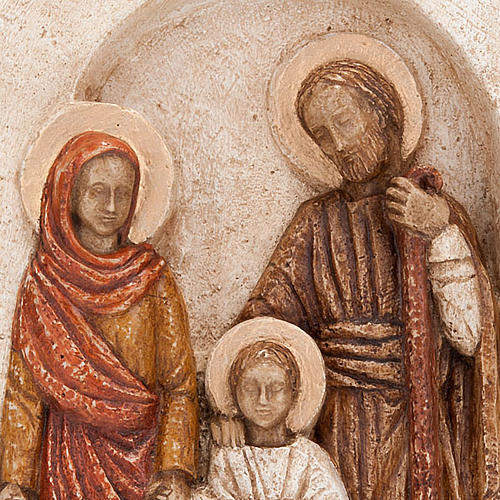 Bas-relief de la Sainte Famille, pierre claire peinte 4