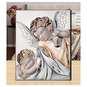 Thilia, Reliefbild, schlafendes Kind und Engel mit Laterne, Aluminium silberfarben mit farbigen Details – 15 × 10 cm