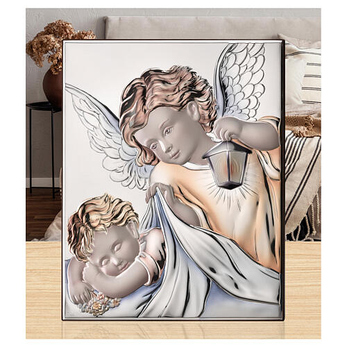 Thilia, Reliefbild, schlafendes Kind und Engel mit Laterne, Aluminium silberfarben mit farbigen Details – 15 × 10 cm 2